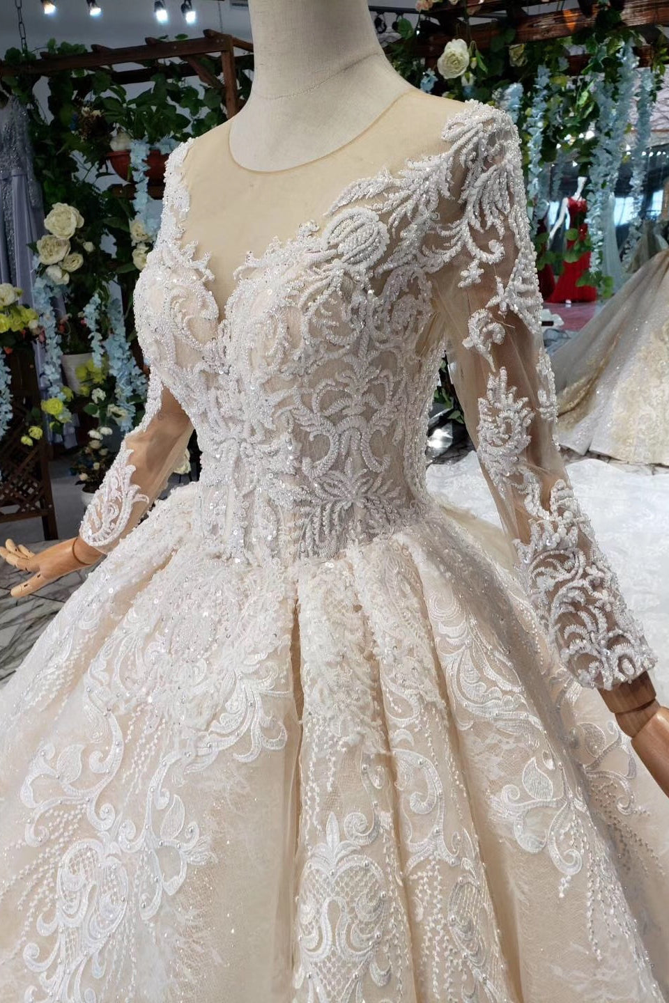 Gorgeous Long Sleeves Ball Gown Wedding Dresses With Beading Appliques