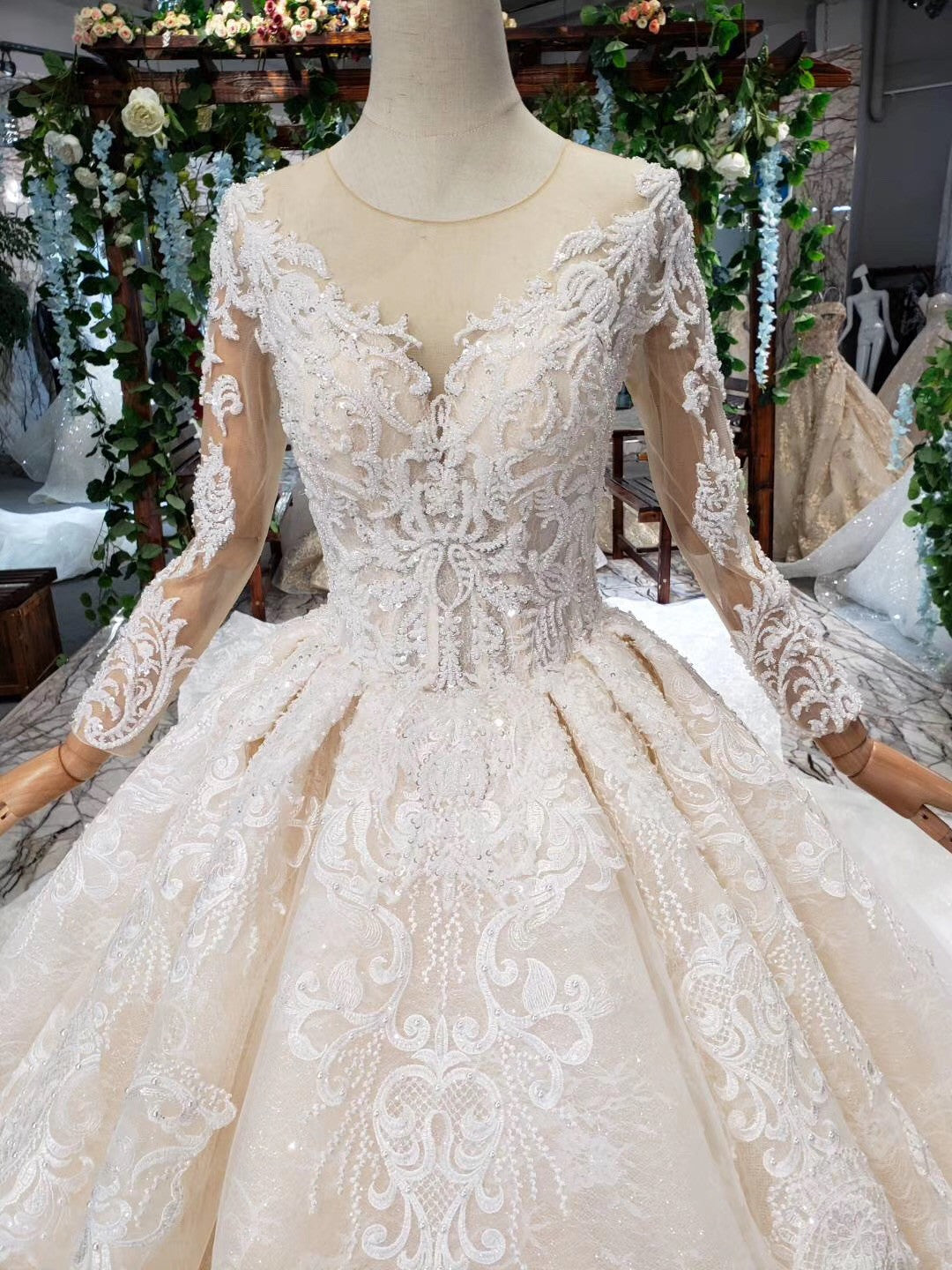 Gorgeous Long Sleeves Ball Gown Wedding Dresses With Beading Appliques