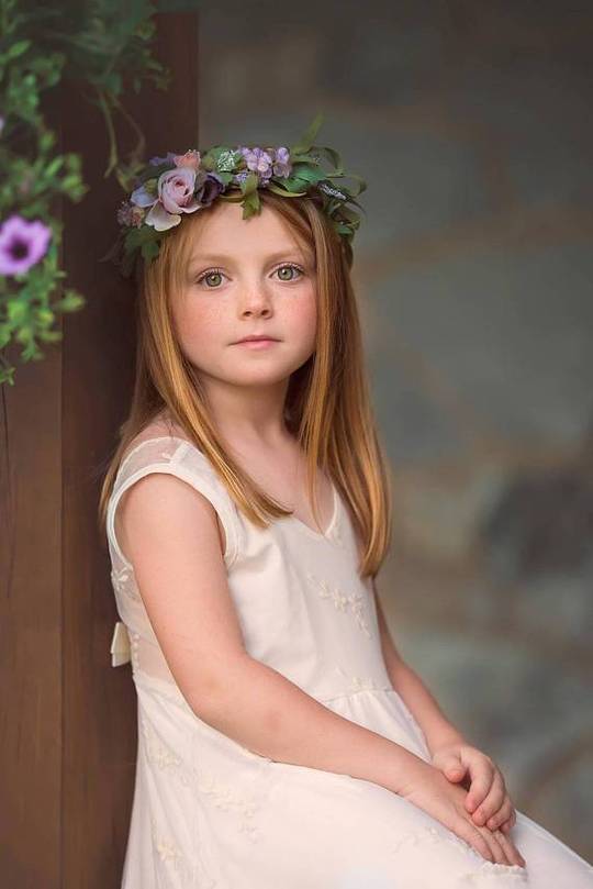 Simple V Neck Sleeveless With Lace Appliques Flower Girl Dresses